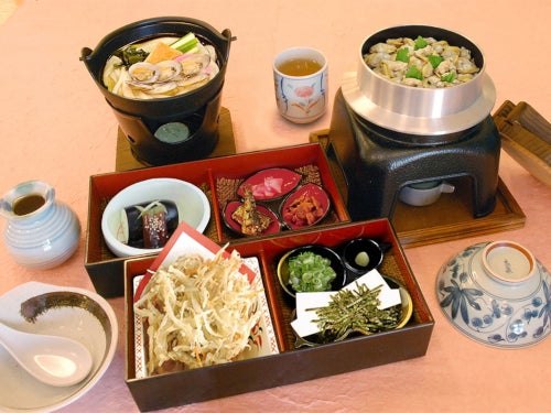 【津島・弥富発】いちご狩り食べ放題&苺大福作り体験&絶景ネモフィラ畑&釜めしランチ付きミステリーツアー3